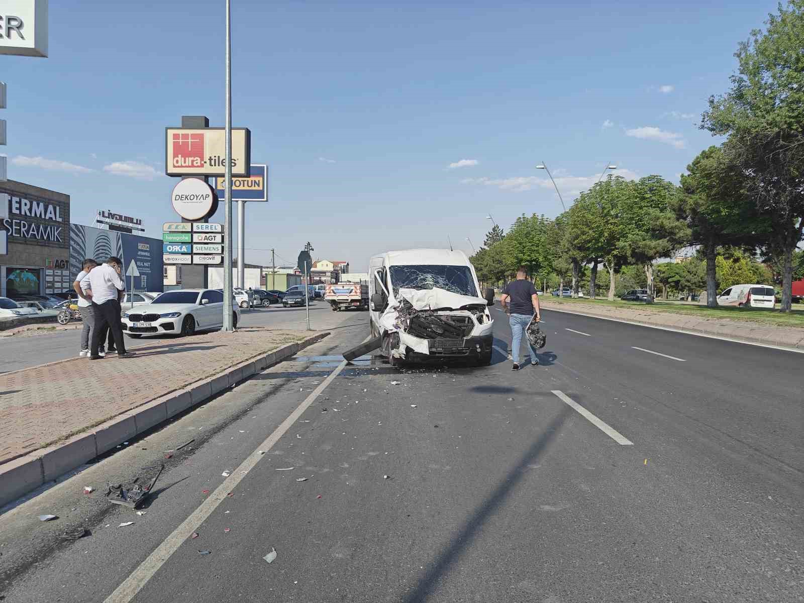 Minib&uuml;s kamyona arkadan &ccedil;arptı: 1 yaralı
