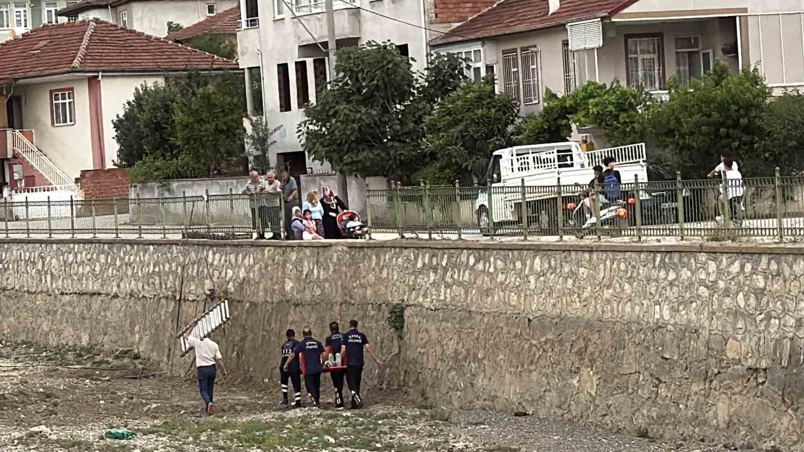 Kediye yardım etmek isterken su kanalına düştü