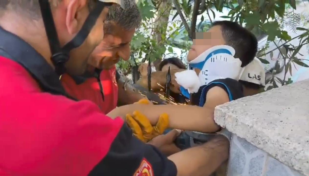 Demir korkuluk çocuğun koluna saplandı