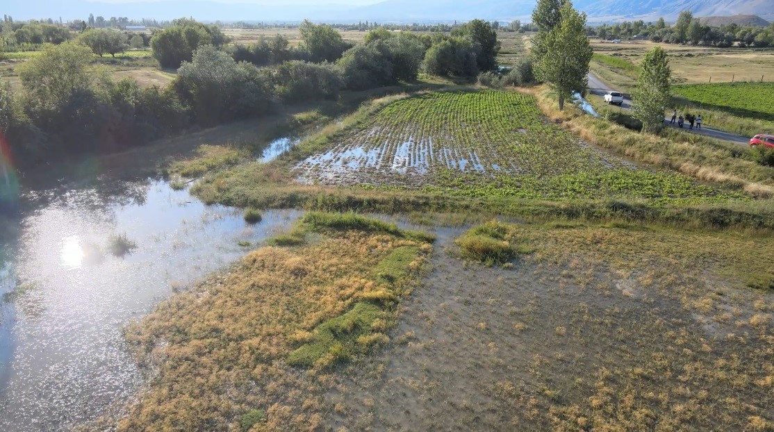 Erzincan&rsquo;da &ccedil;ift&ccedil;ilerin kanal isyanı: "Bir senenin emeği sular altında kaldı"
