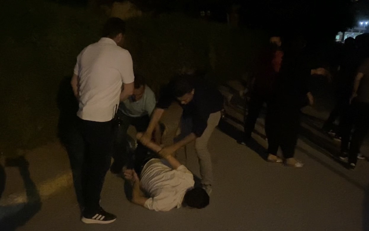 Eli bıçaklı genç polisin biber gazlı müdahalesiyle etkisiz hale getirildi