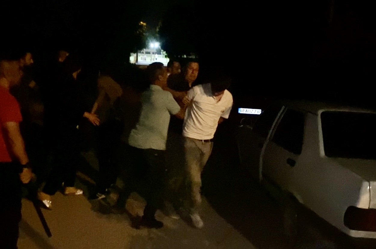 Eli bı&ccedil;aklı gen&ccedil; polisin biber gazlı m&uuml;dahalesiyle etkisiz hale getirildi
