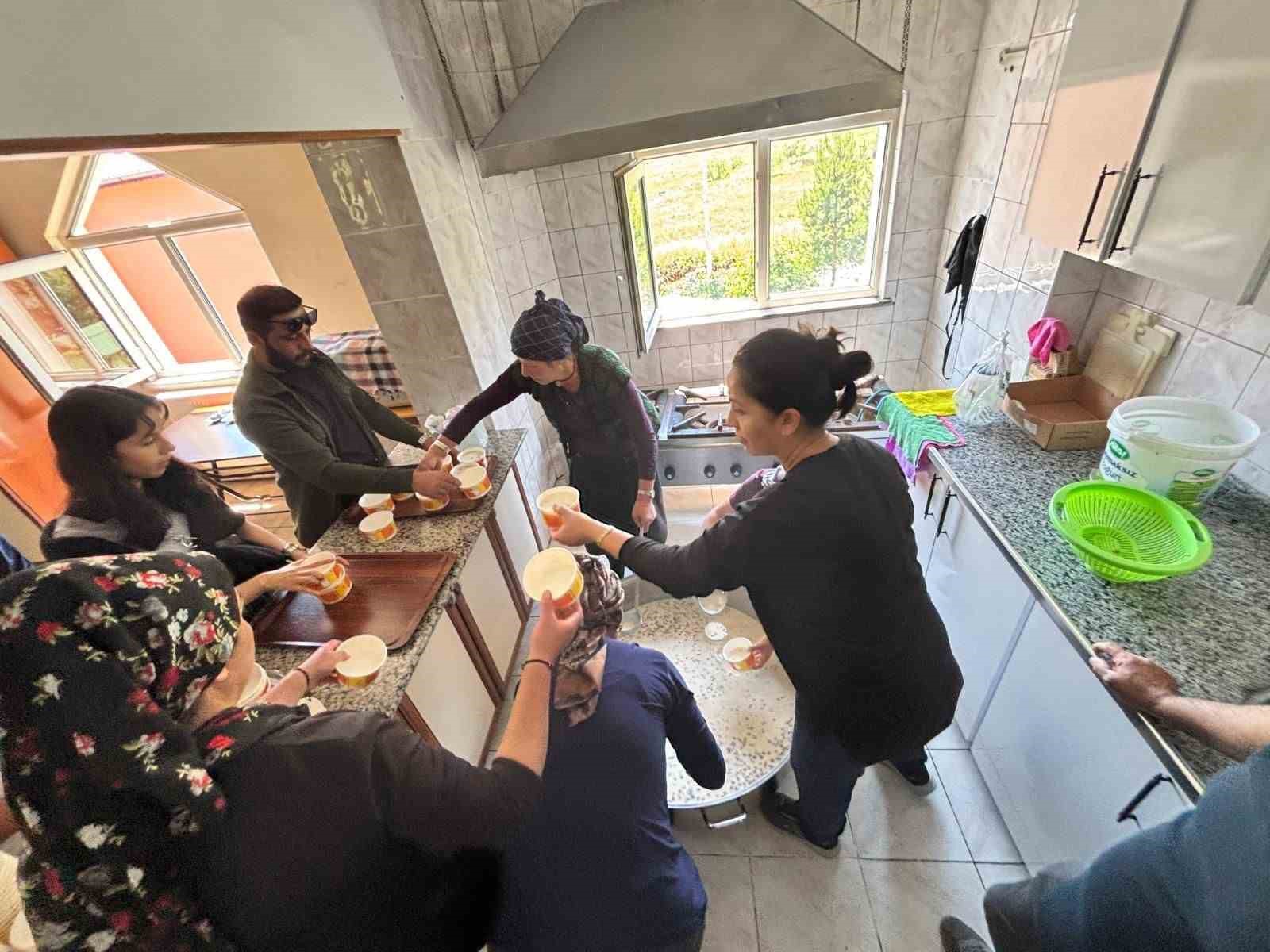 Damal’da cemevinde lokma ve aşure ikramı yapıldı