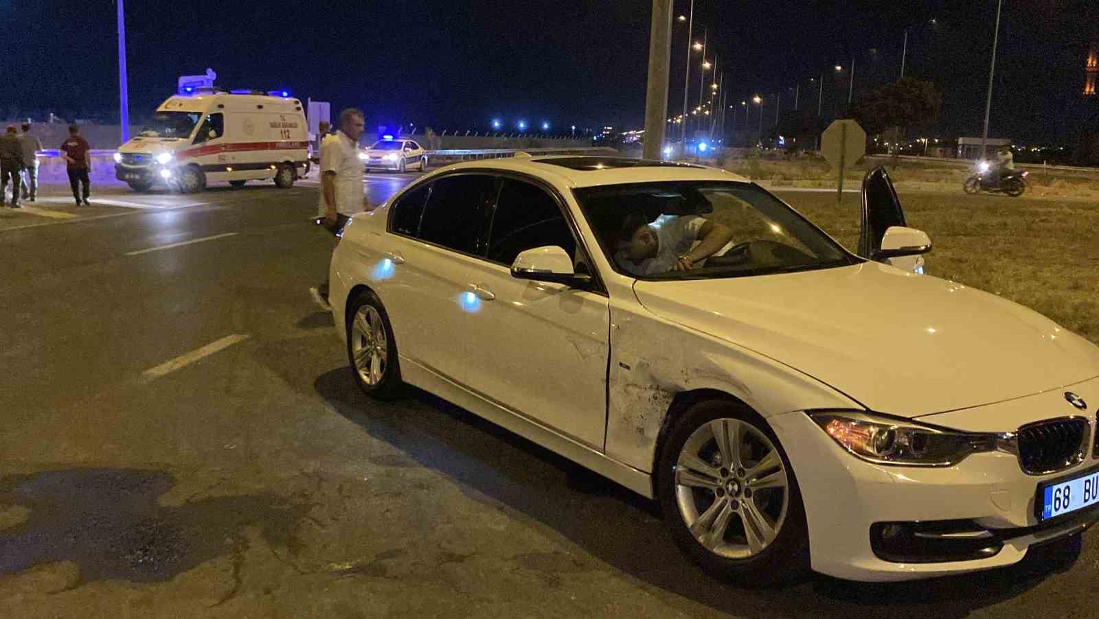 Aksaray&rsquo;da hafif ticari ara&ccedil; otomobille &ccedil;arpıştı: 1 yaralı
