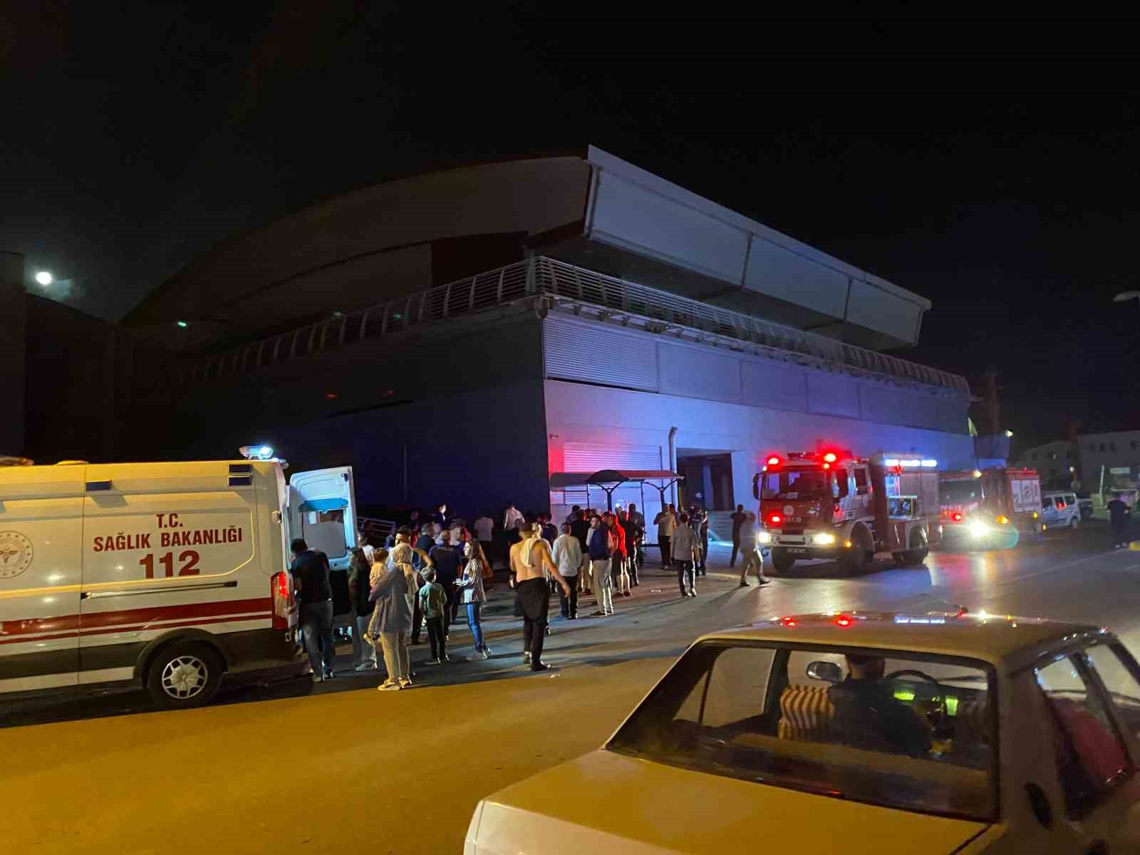 Düğün salonunda korkutan yangın: 2’si çocuk 4 kişi dumandan etkilendi