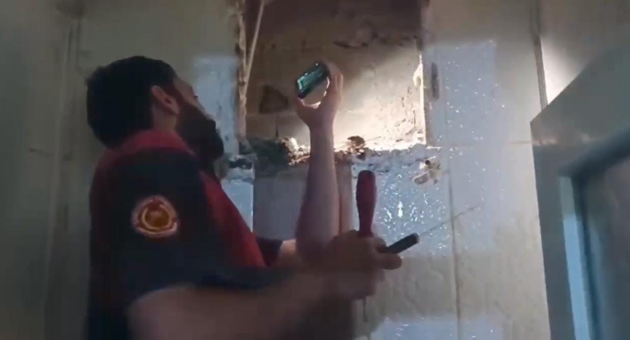 Havalandırma boşluğunda mahsur kalan yavru kedi kurtarıldı