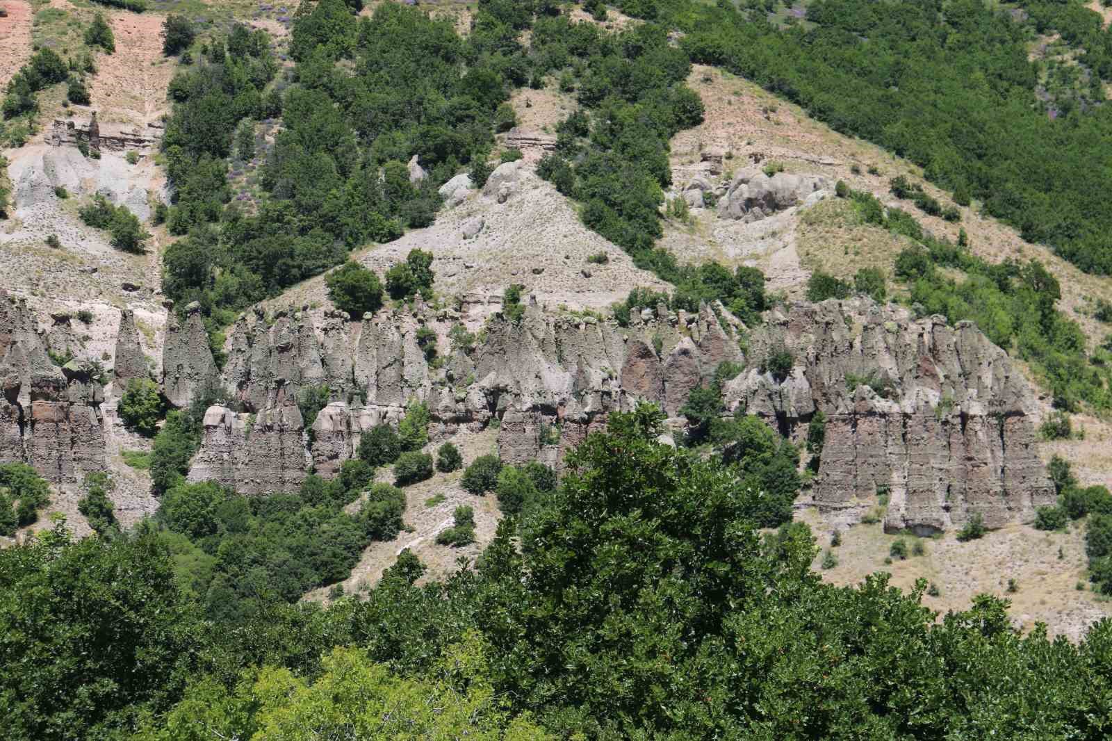 Görüntüsü peri bacalarını andırıyor, efsanesi dilden dile dolaşıyor
