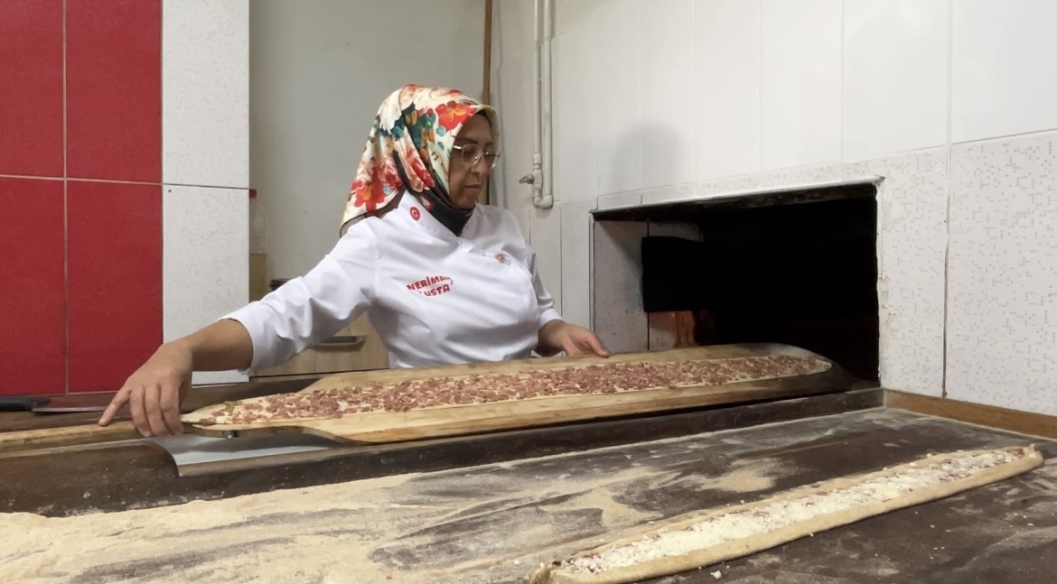 Konya&rsquo;da etli ekmek kadın ustanın elinde lezzet buluyor
