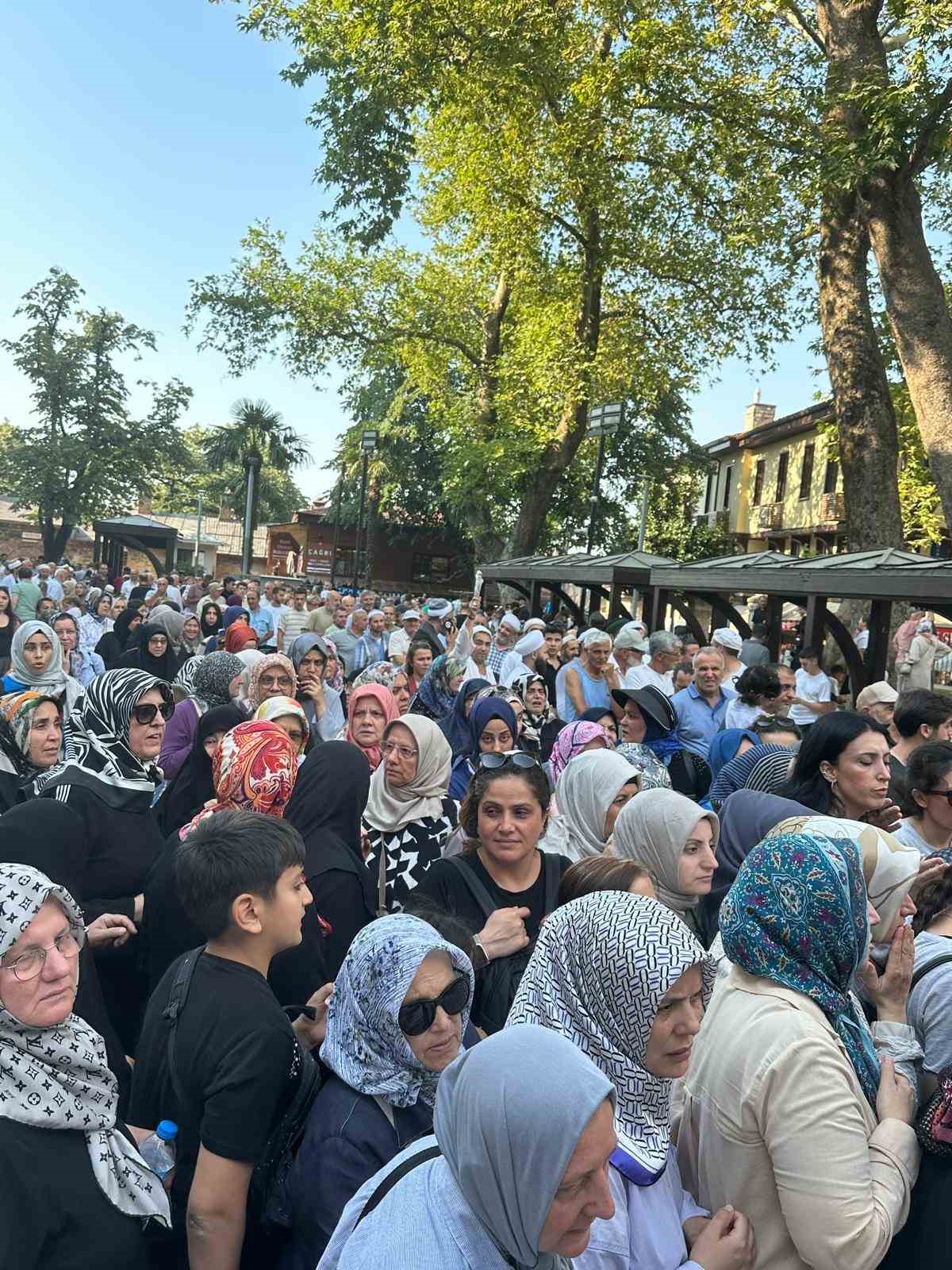 Şehitlerin hayrına aşure dağıttılar