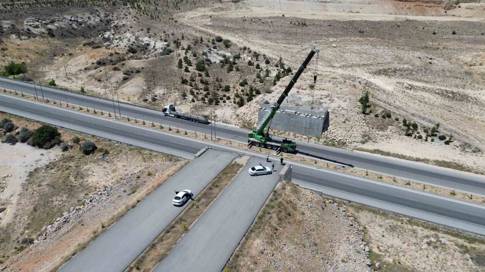 Karaman&rsquo;da yeni &ccedil;evre yolundaki k&ouml;pr&uuml;l&uuml; kavşağın 60 tonluk k&ouml;pr&uuml; kirişleri vin&ccedil;le yerleştirildi
