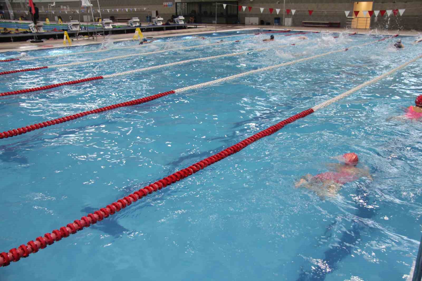 Denizi olmayan Gaziantep’te günlük 3 bin kişiye yüzme öğretiliyor