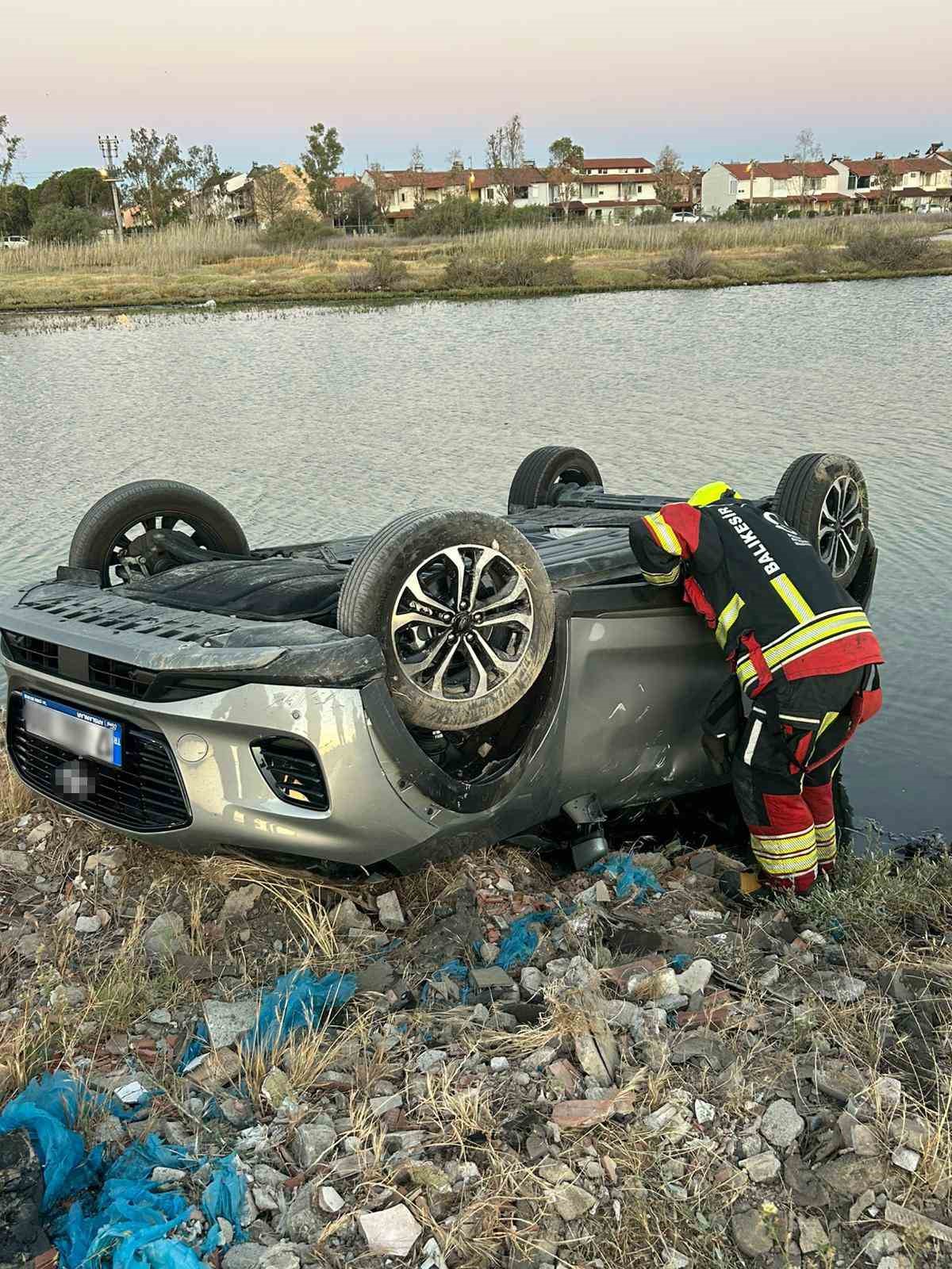 Yol dışına savrulan otomobil takla attı, sürücü kayıp
