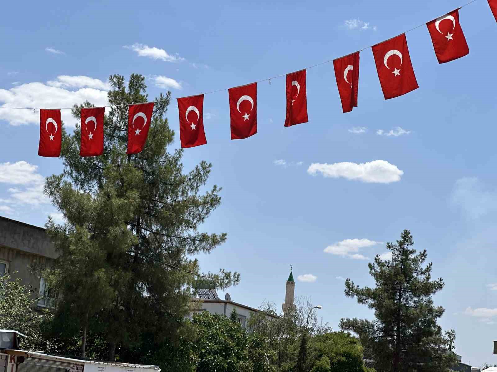 Siverek ay yldzl bayraklarla donatld
