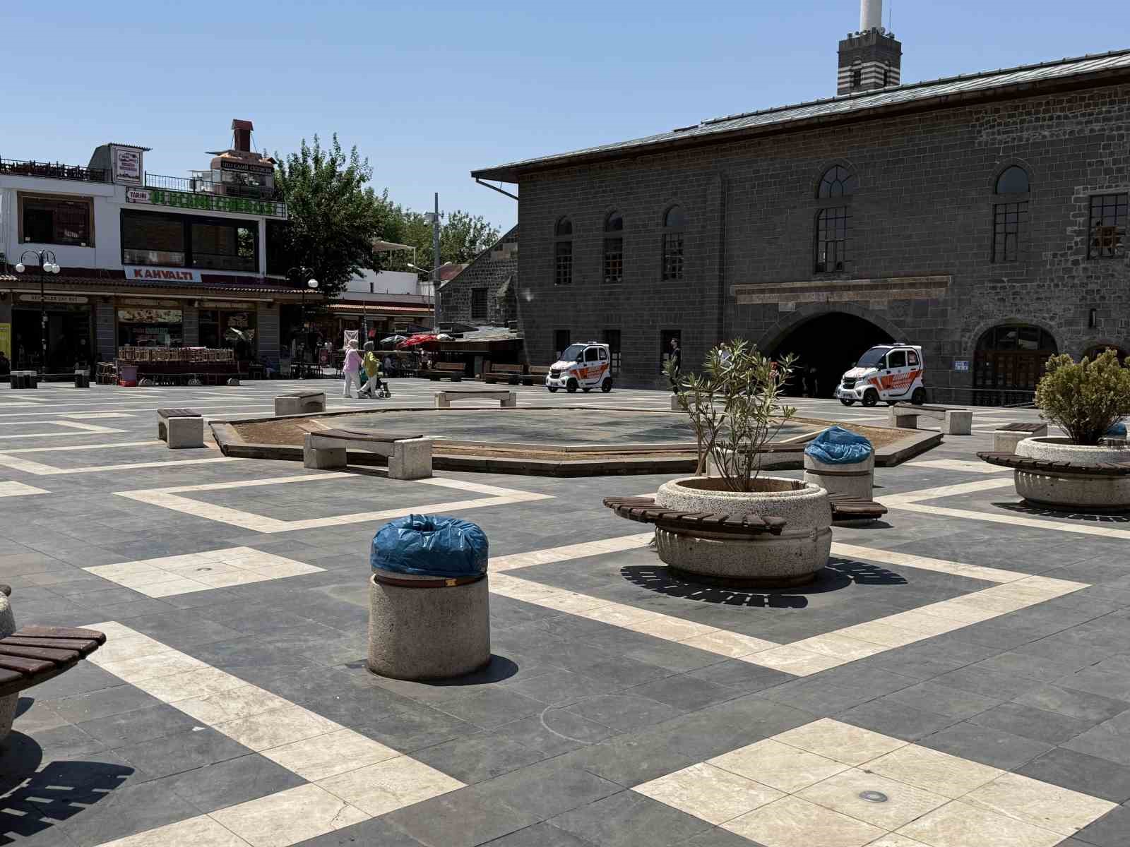 Diyarbakır’da kavurucu sıcaklar tarihi mekanları boşalttı
