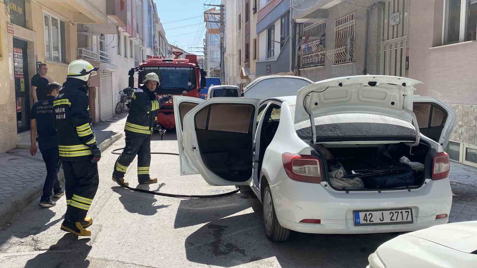 Park halindeki otomobildeki yangın büyümeden söndürüldü