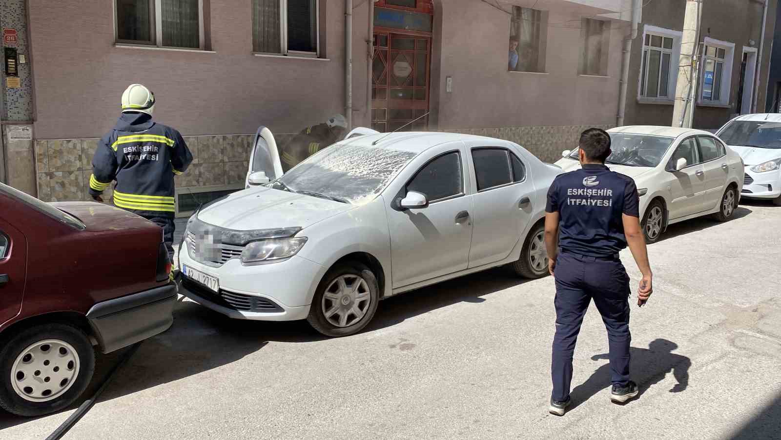 Park halindeki otomobildeki yangın b&uuml;y&uuml;meden s&ouml;nd&uuml;r&uuml;ld&uuml;
