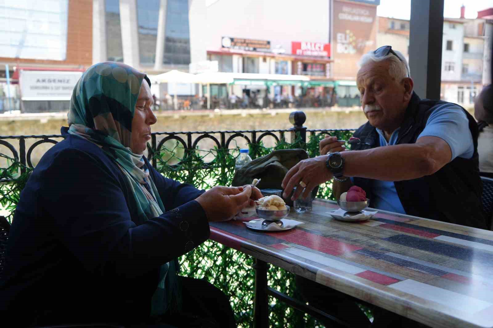 Bayburt&rsquo;a yaz sonunda geldi: Kimisi fıskiyeyle ıslanarak kimisi dondurma yiyerek kimisi de &ccedil;eşme başında su i&ccedil;erek serinlemeye &ccedil;alıştı
