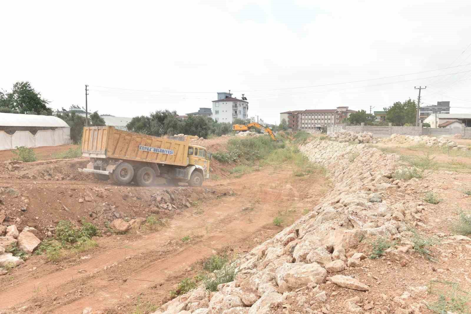 Kepez&rsquo;in Demirel Mahallesi&rsquo;nde dere ıslah &ccedil;alışması yapıldı
