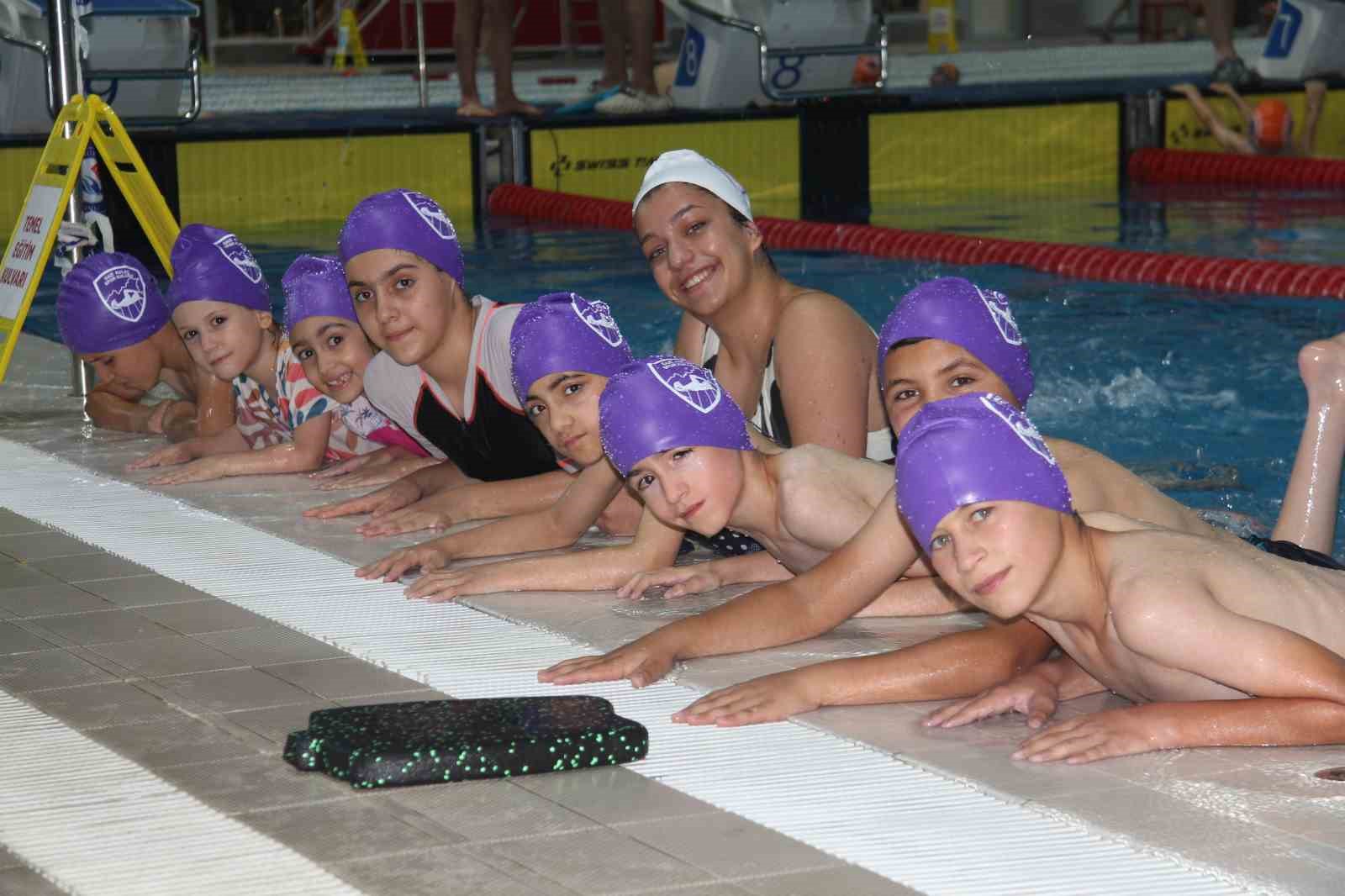 Denizi olmayan Gaziantep’te günlük 3 bin kişiye yüzme öğretiliyor