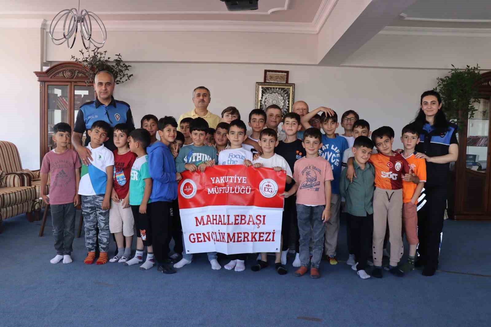Polisten çocuklara bilinçli internet kullanımı bilgilendirmesi

