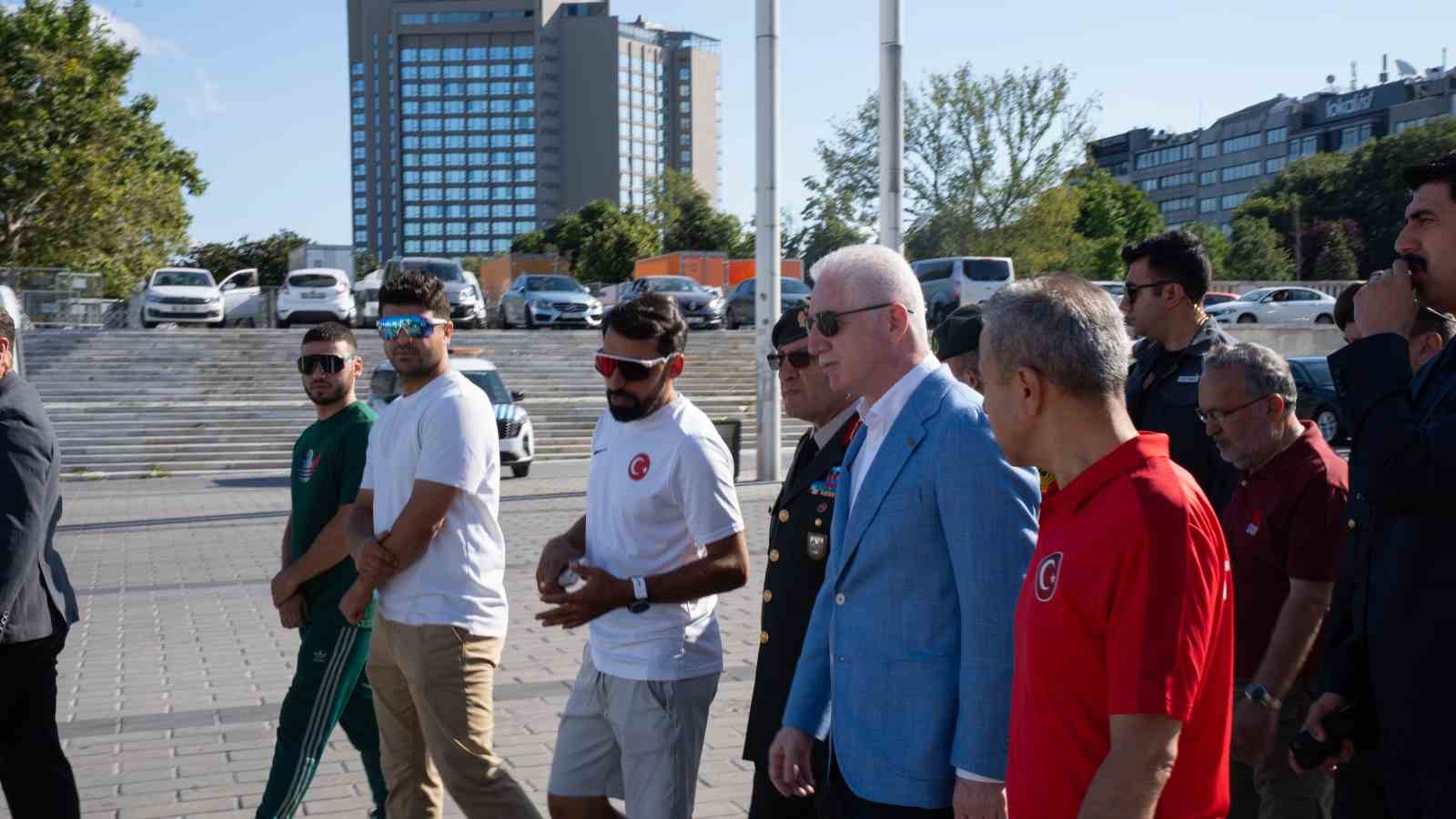 15 Temmuz kutlamalarında 500 sporcu bisikletle boğaz k&ouml;pr&uuml;s&uuml;n&uuml; ge&ccedil;ti
