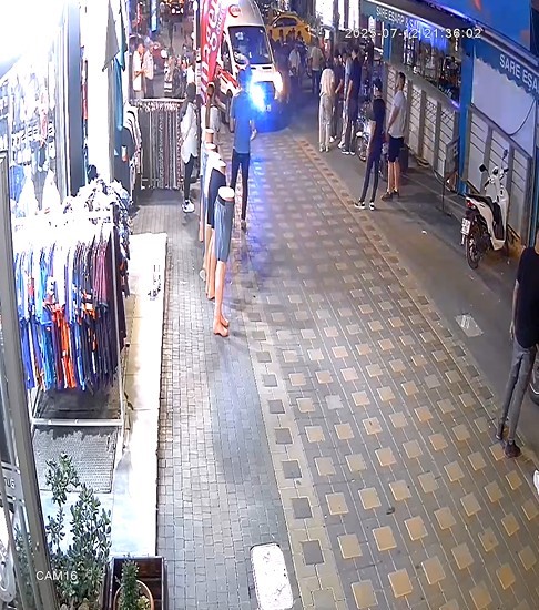 Motosiklet s&uuml;r&uuml;c&uuml;s&uuml; ile yaya arasında &ccedil;ıkan kavgada tekme ve yumruklar havada u&ccedil;uştu
