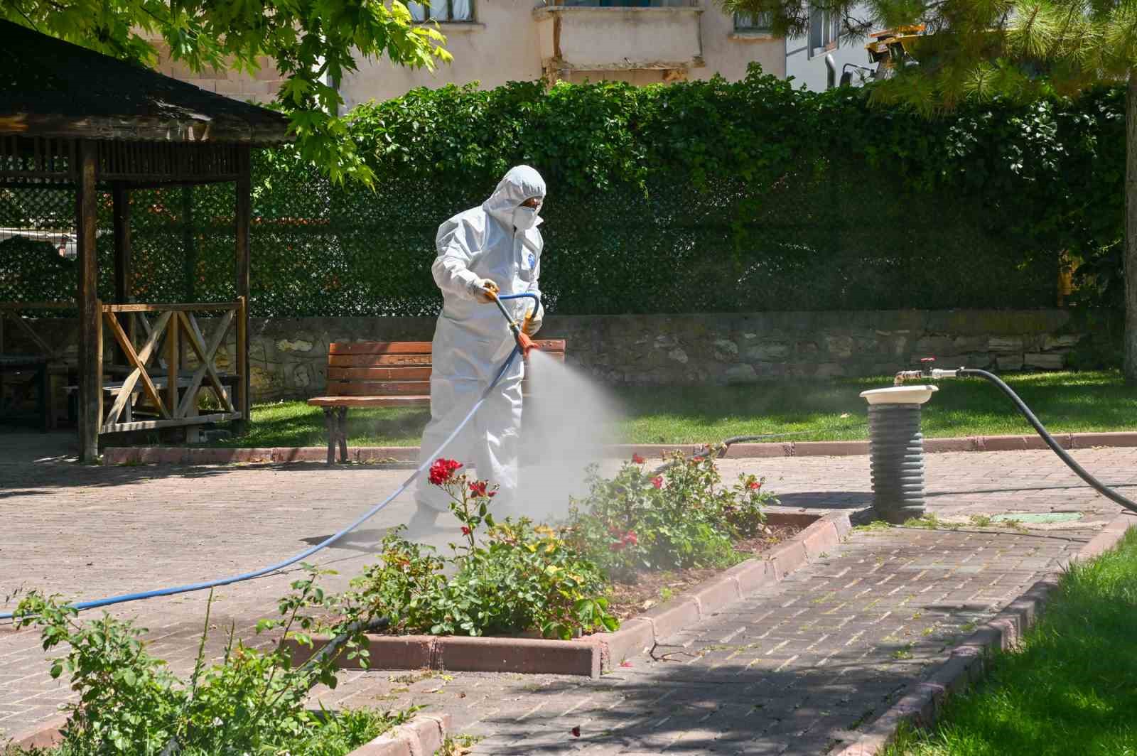 Sel&ccedil;uklu Belediyesi yeşil alan ila&ccedil;lamalarını dış mahallelerde de s&uuml;rd&uuml;r&uuml;yor
