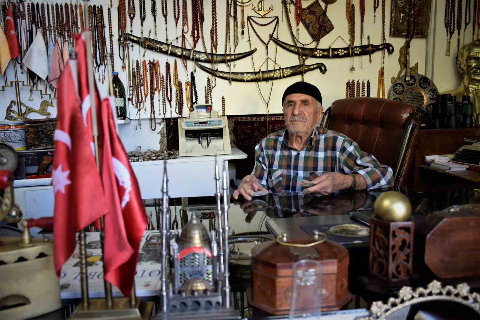 Tarihin içerisinden gelen ‘Eskici Yaşar’ın antikaları gibi hayatı da dikkat çekiyor