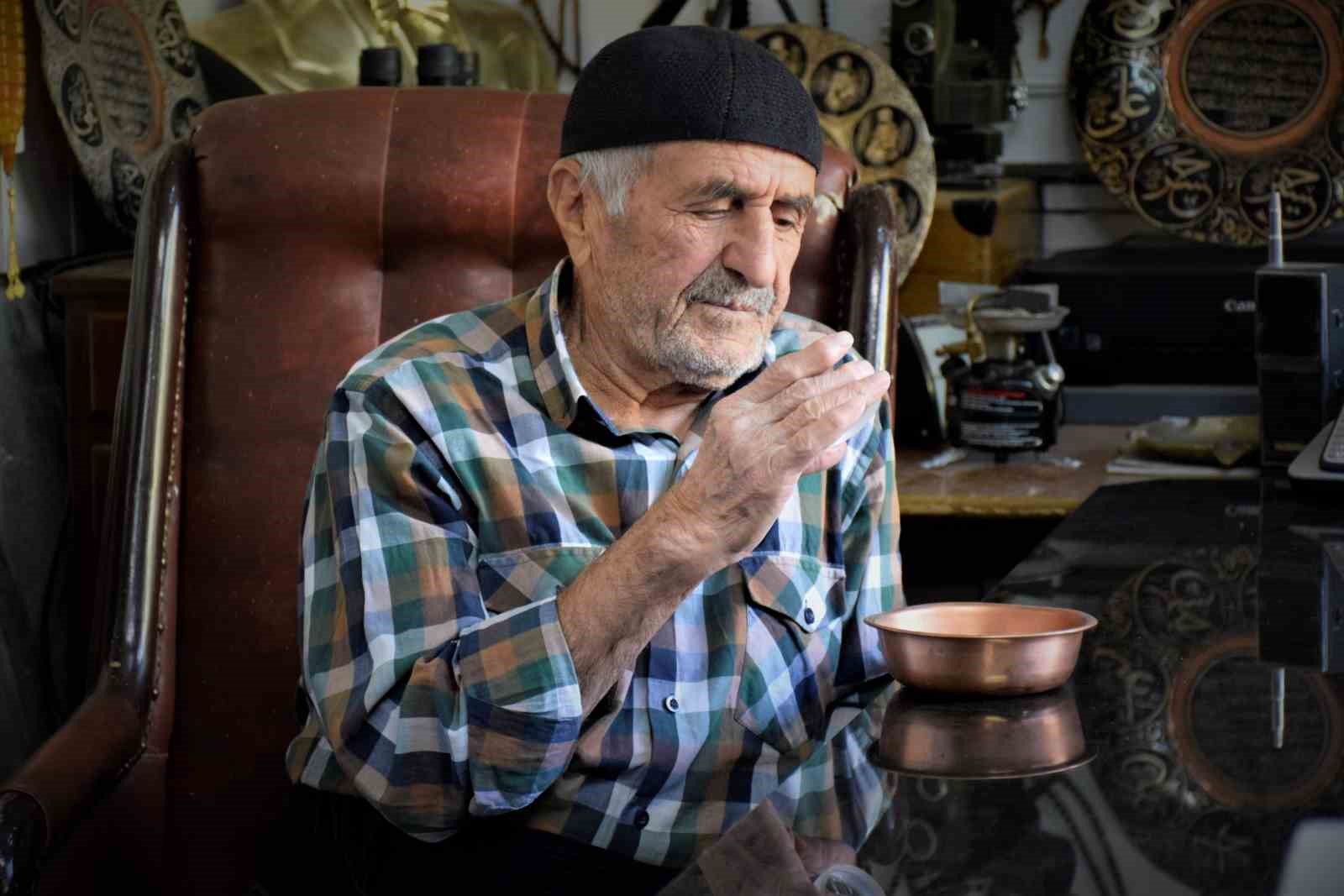 Tarihin i&ccedil;erisinden gelen &lsquo;Eskici Yaşar&rsquo;ın antikaları gibi hayatı da dikkat &ccedil;ekiyor
