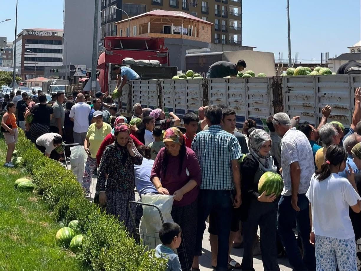 Başkandan çiftçiye destek, vatandaşa serinleten ikram