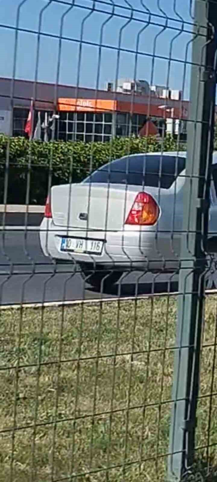 Edremit&rsquo;te karayolunda ters y&ouml;nde giden ara&ccedil; paniği
