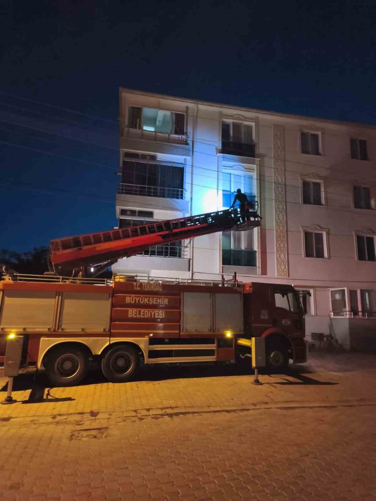 Pencereye sıkışan kuş i&ccedil;in itfaiye seferber oldu
