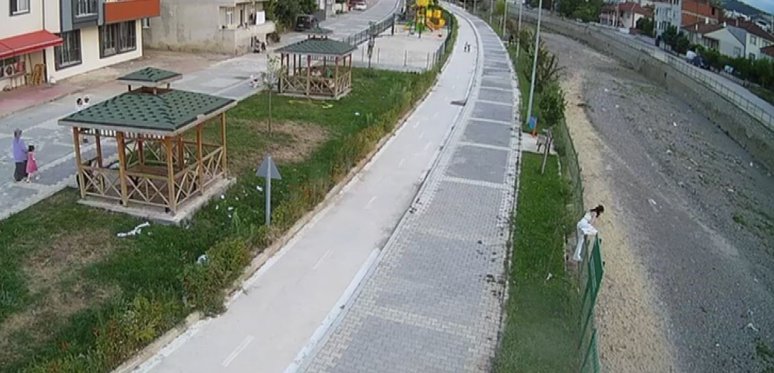 Kediye yardım etmek isterken su kanalına düşerek ayağını kırdı