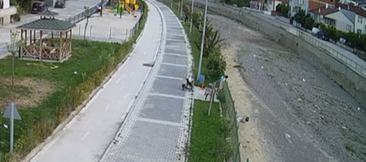 Kediye yardım etmek isterken su kanalına düşerek ayağını kırdı