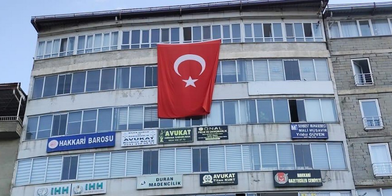 Hakkari’de ‘Terörsüz Türkiye’ye bayraklı destek