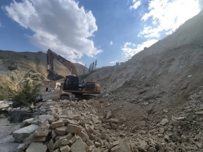 Şırnak&rsquo;ta heyelan riski bulunan b&ouml;lgede &ccedil;alışma başladı
