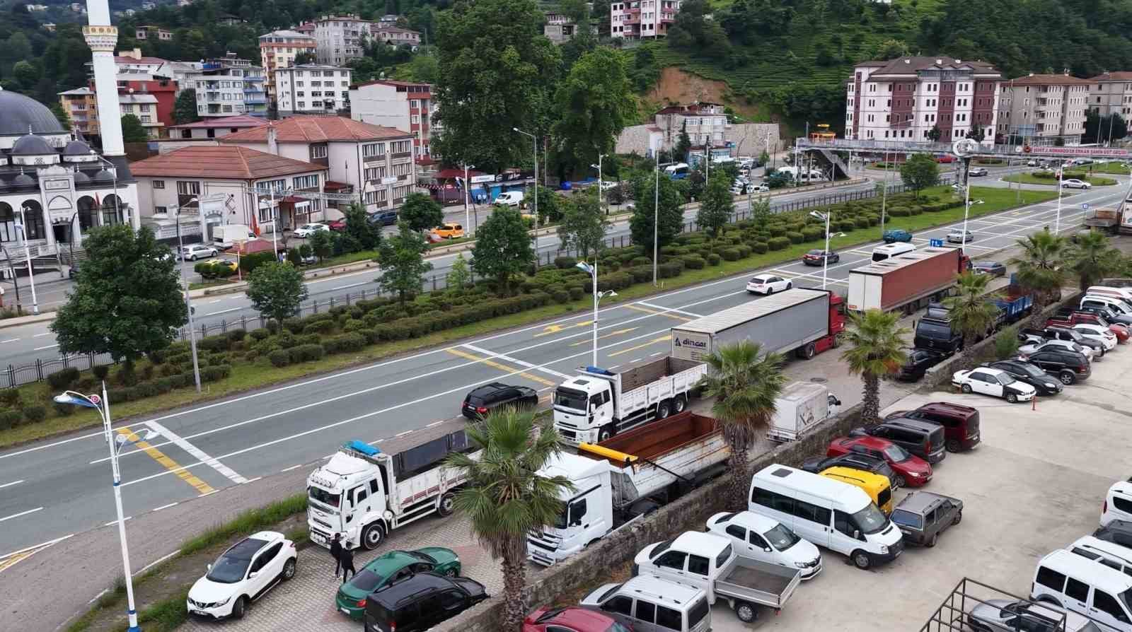Rize’de tırların oluşturduğu tehlikeli labirent