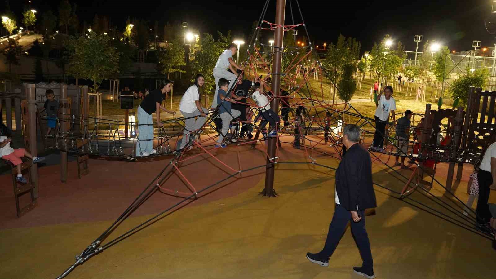 Şırnak Belediyesi Millet Bah&ccedil;esini halka a&ccedil;tı, vatandaşlar rahat bir nefes aldı
