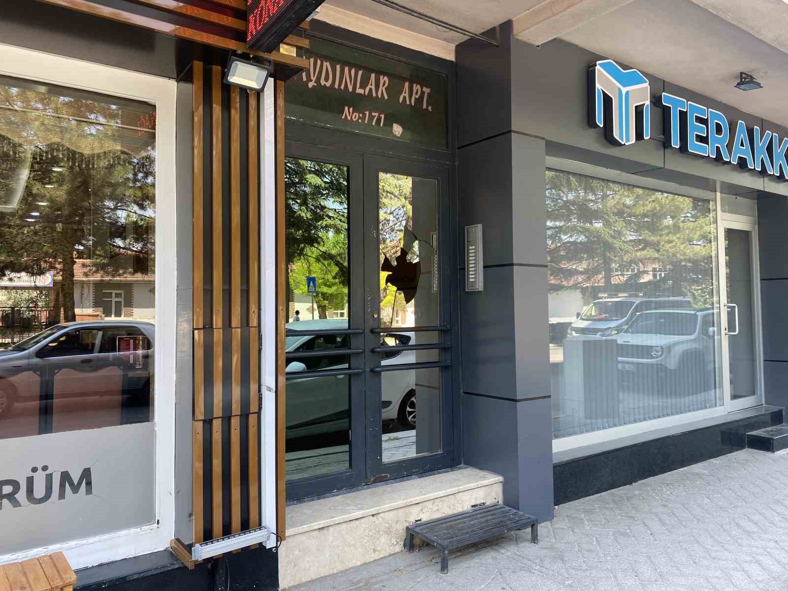 Apartman kapısının camını taş fırlatarak kırdılar