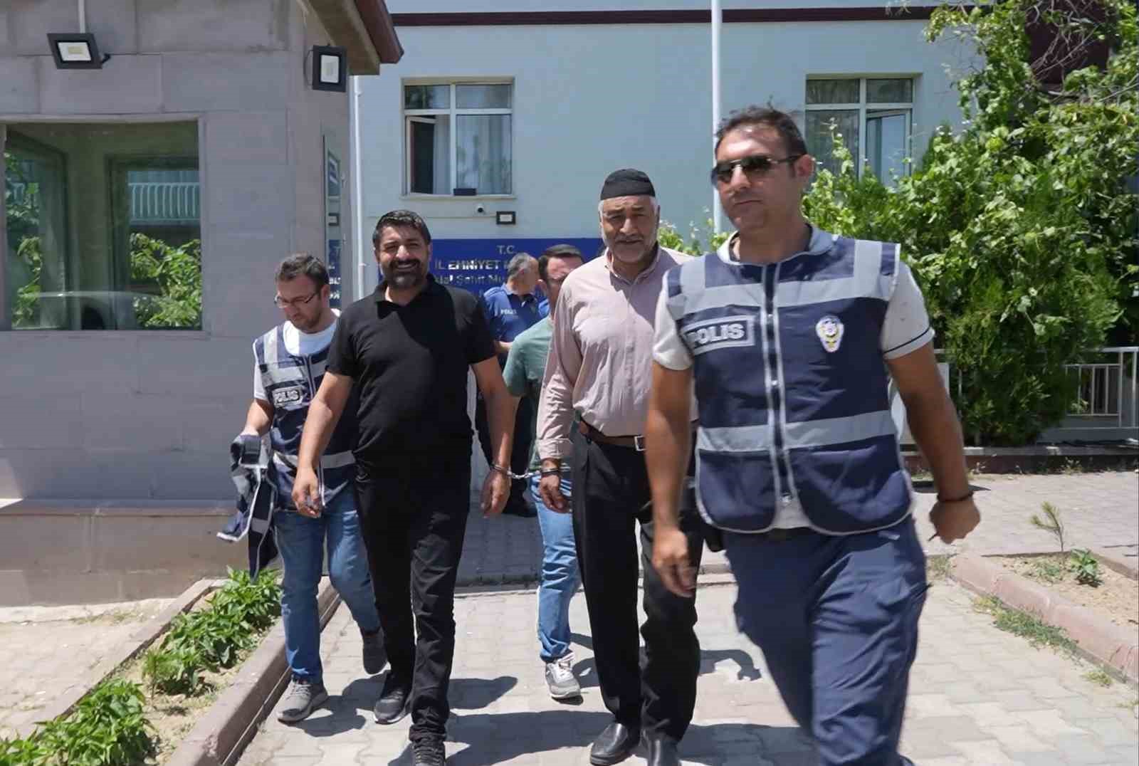 Ara&ccedil;larıyla sıcak takibe aldılar, sokak ortasında kurşun yağmuruna tuttular: 5 tutuklama
