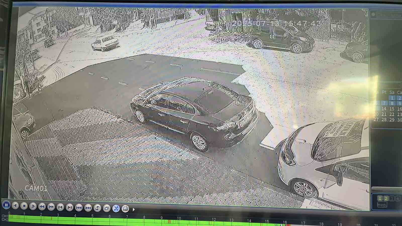 Arnavutk&ouml;y&rsquo;de zincirleme kaza: &Ccedil;ocuk iki ara&ccedil; arasında sıkışarak yaralandı
