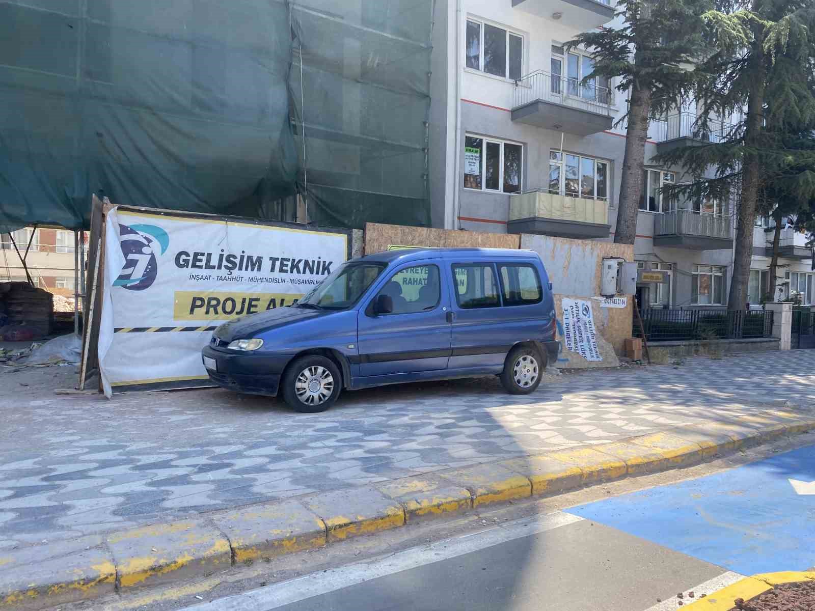 Bisiklet yolları nedeniyle park sorunu yaşayan s&uuml;r&uuml;c&uuml;ler &ccedil;aresiz kaldı
