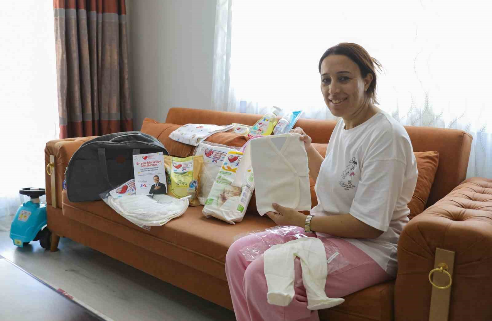 Mersinde yeni doan bebeklere ilk hediye belediyeden
