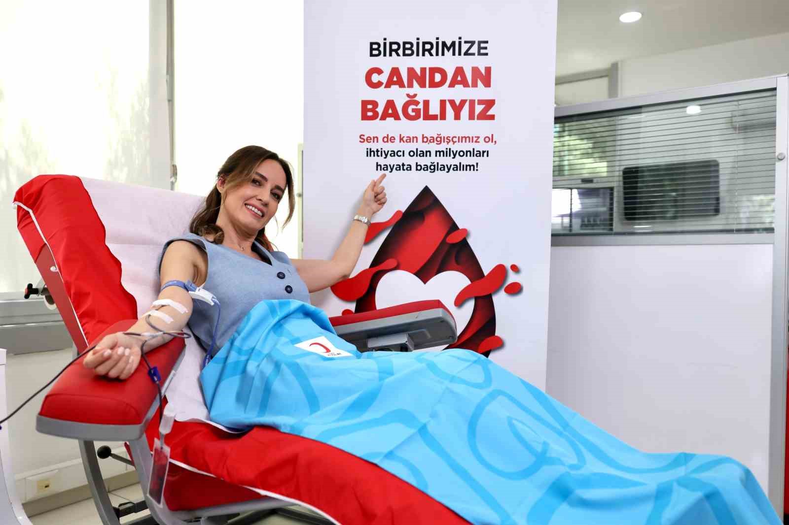 Ünlü isimler Kızılay’a kan verdi, Türkiye’ye çağrıda bulundu