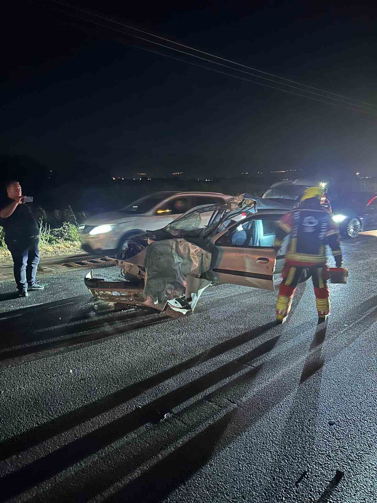 Burhaniye&rsquo;de otomobil ters y&ouml;nde gelen at arabasına &ccedil;arptı: 2 yaralı
