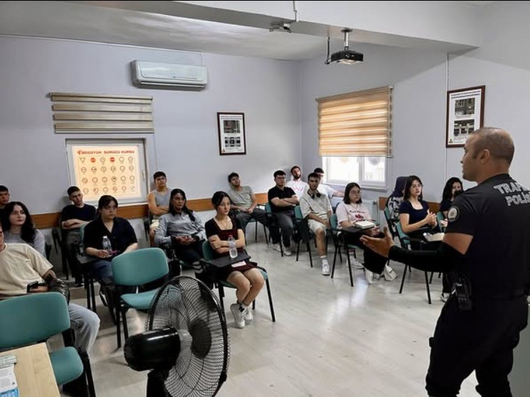 Sürücü kursunda motosiklet sürücülerine hayat kurtaran eğitim