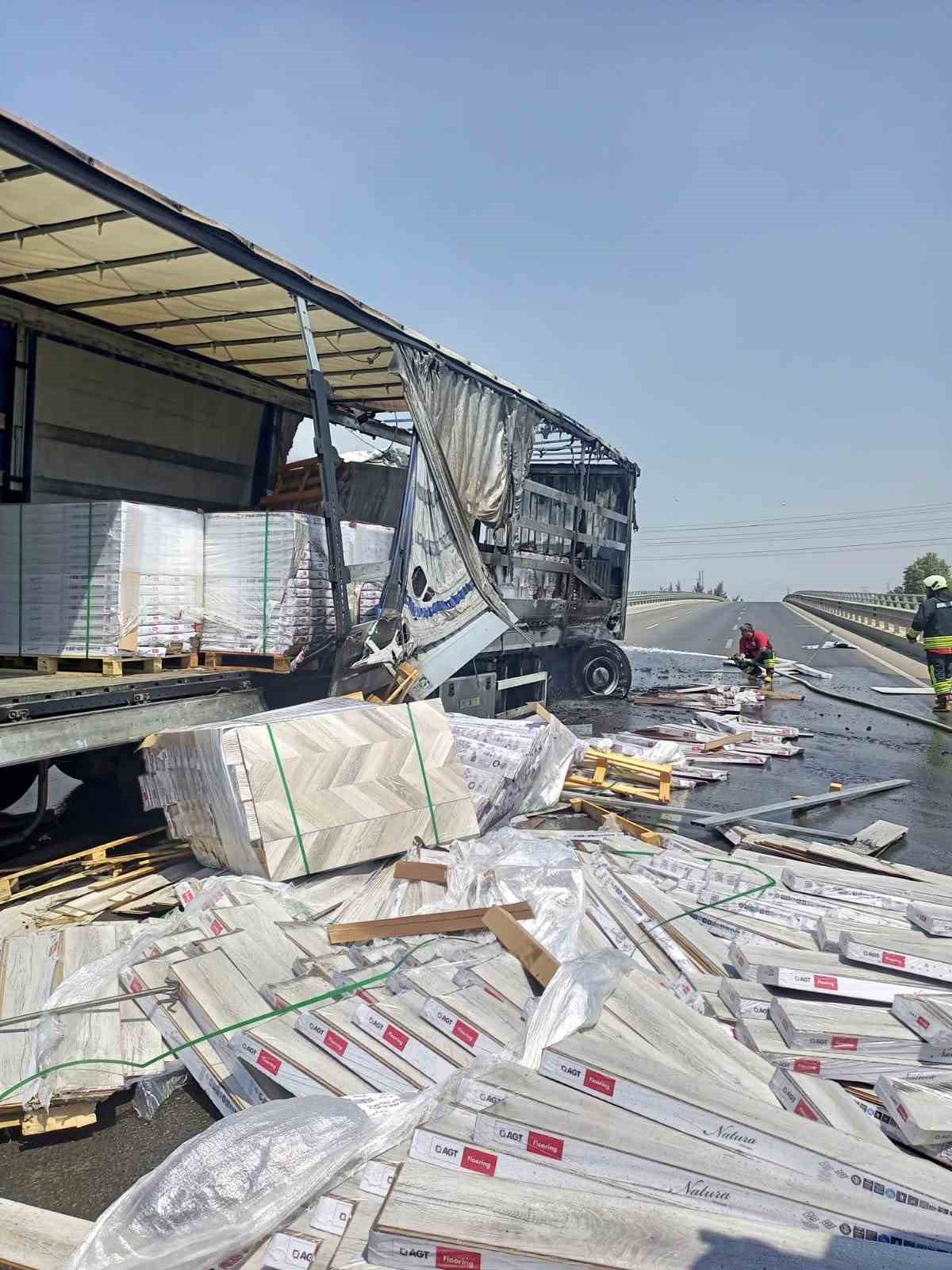 Kaza yapan tır alev alev yandı
