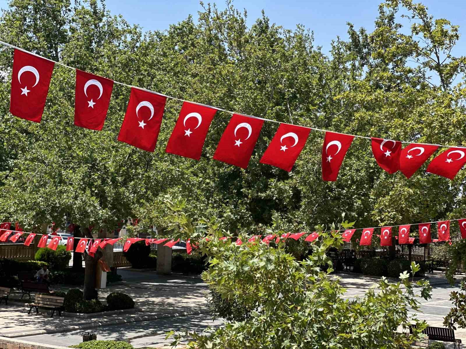 Siverek ay yıldızlı bayraklarla donatıldı