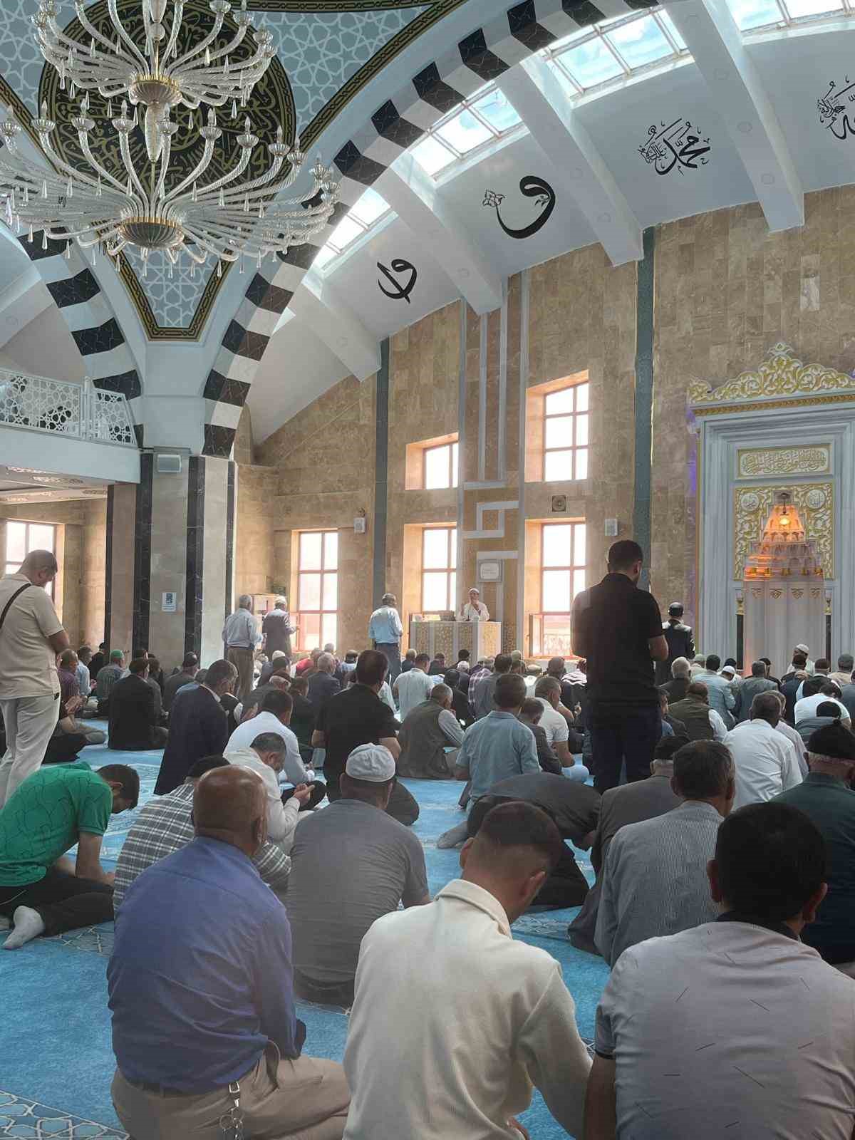 &Ccedil;aldıran&rsquo;da 15 Temmuz şehitleri dualarla anıldı
