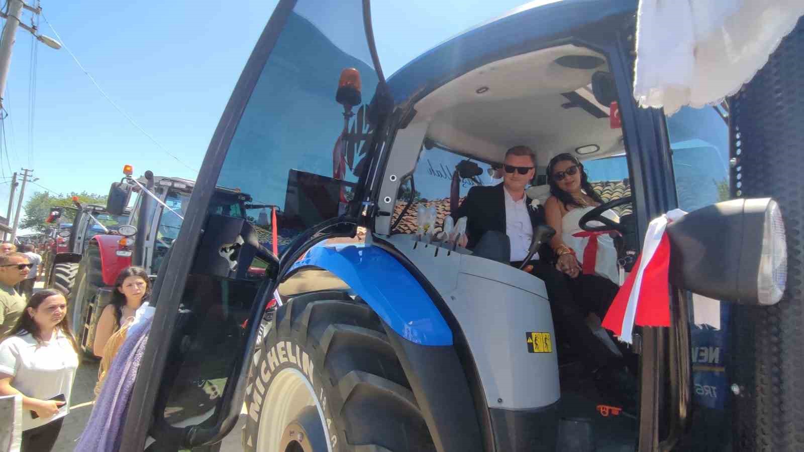 Gelin arabası trakt&ouml;r oldu: Konvoya 50 trakt&ouml;r katıldı
